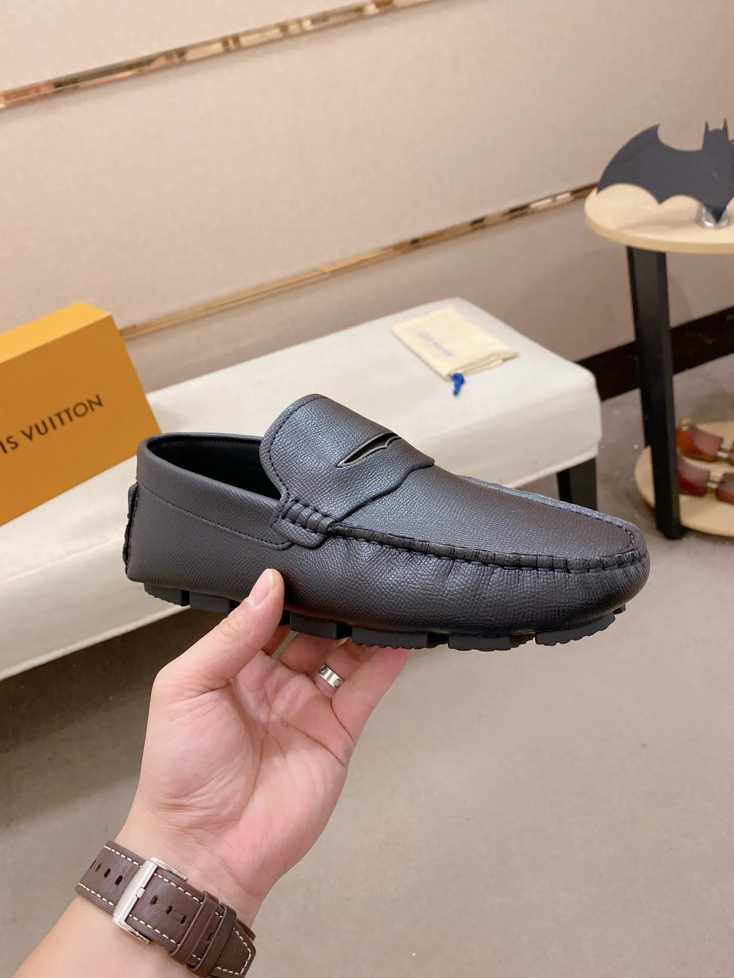 Factory price: 500💰High-end quality! LV 🆕🆕Exclusive hot-selling products in stock🔥🔥New products on the shelves, high-quality Ferragamo men's pea shoes, high-end casual driving shoes, with complete packaging! 💪 💪 Material: imported first-layer cowhide 🐂 + imported high-quality buffalo leather lining + wear-resistant outsole 👍🏻👍🏻 Features: high-end and comfortable, purely handmade 🚀 🚀 Create the perfect shoes that suit you best 🔥 🔥 Size: (38-44) 45 standard size can be customized!